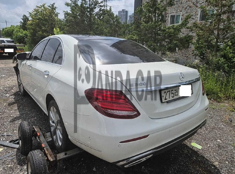 2019 Mercedes-Benz E300 4Matic, photograph 3