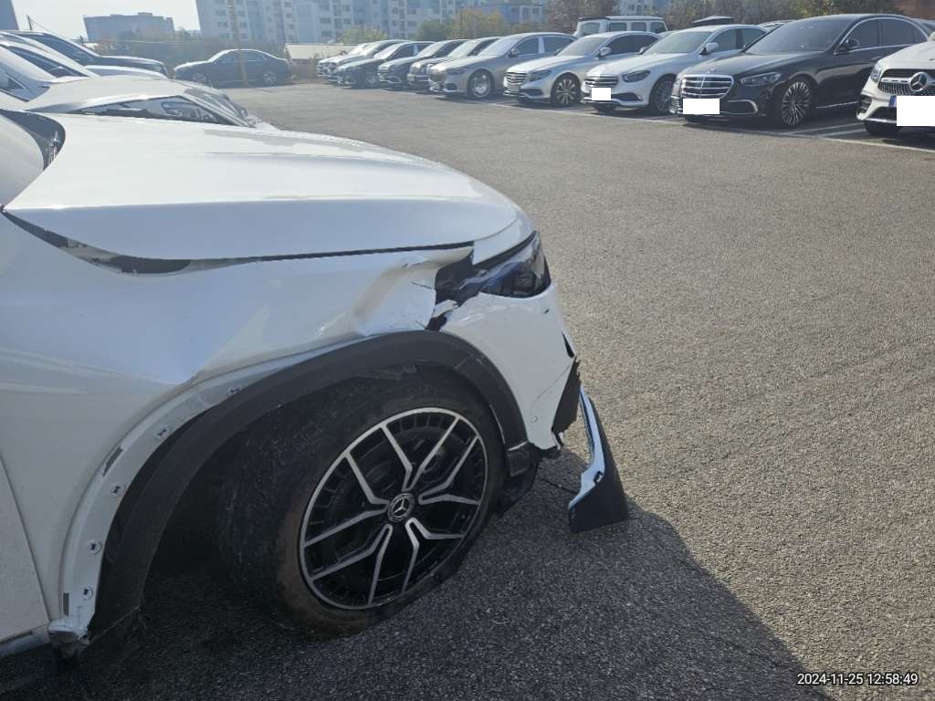 2023 Mercedes-Benz EQB300 4MATIC, photograph 2