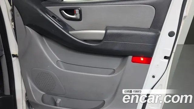 Hyundai Starex 5-Seater VAN — photo 1 of 32