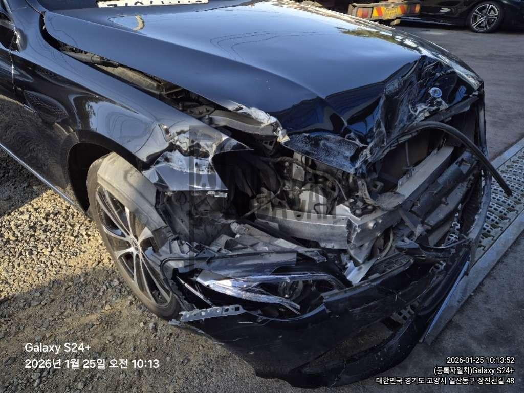 2019 Mercedes-Benz Benz E 300 e, photograph 1