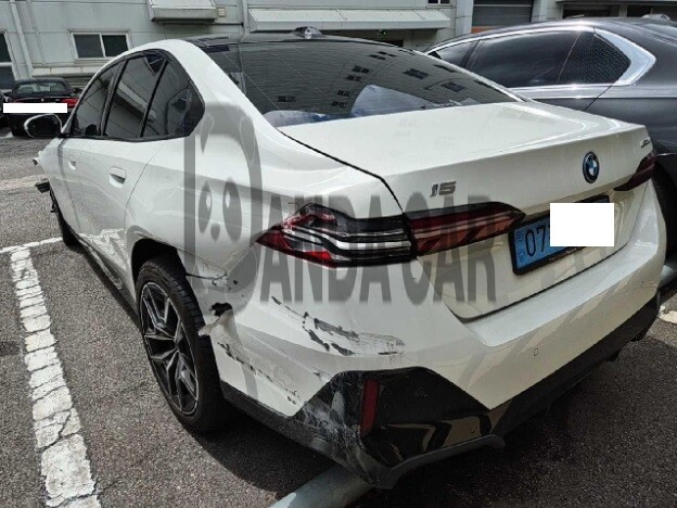 2026 BMW i5 eDrive40, photograph 2