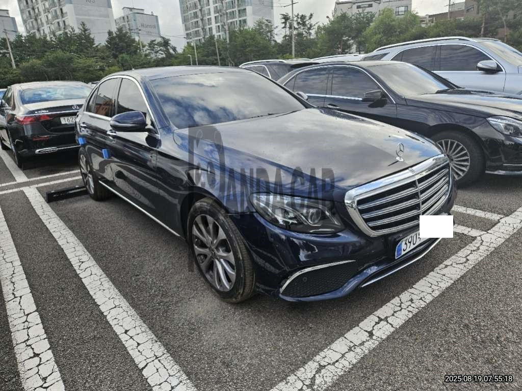 2019 Mercedes-Benz E220 d 4Matic, photograph 2
