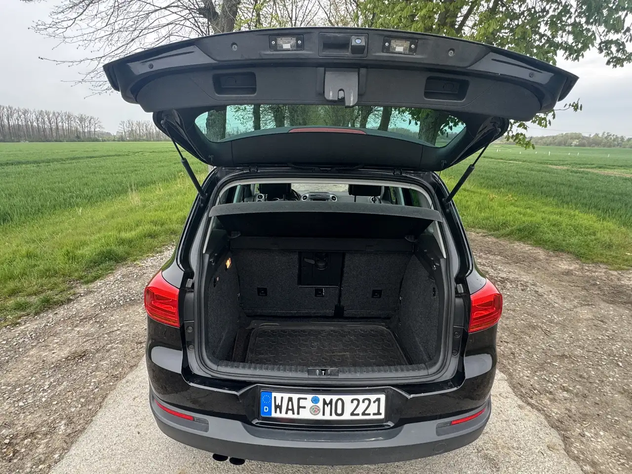 2011 Volkswagen Tiguan 2.0 TDI DPF 4Motion DSG Sport & Style, photograph 3