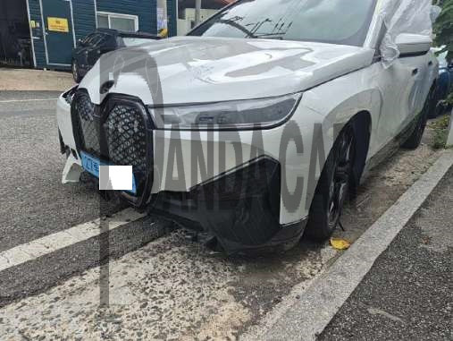 2025 BMW iX xDrive50, photograph 2