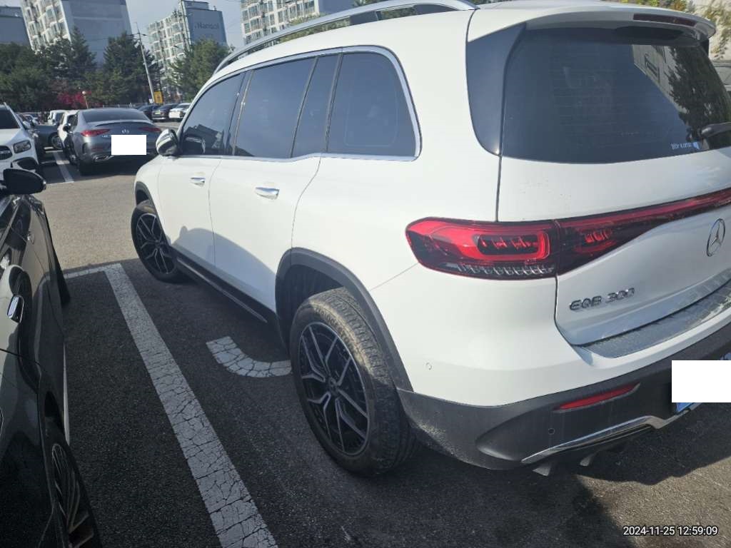2023 Mercedes-Benz EQB300 4MATIC, photograph 5