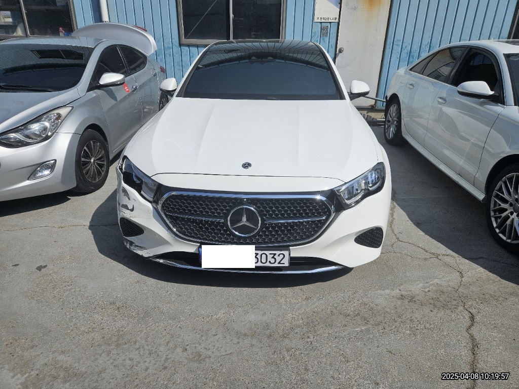 2025 Mercedes-Benz E 200, photograph 1