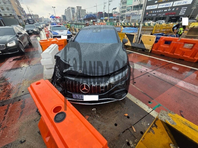 2023 Mercedes-AMG EQE53 4MATIC +, photograph 1