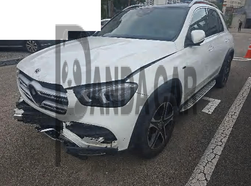 2021 Mercedes-Benz GLE350 e 4MATIC, photograph 2