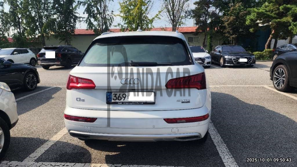 2020 Audi Q5 40 TDI quattro, photograph 2