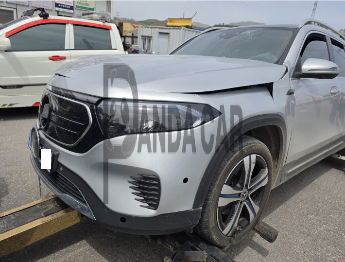 2023 Mercedes-Benz EQB300 4MATIC, photograph 4