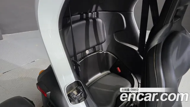 2020 Renault-KoreaSamsung Twizy Life(2-Seater), photograph 2