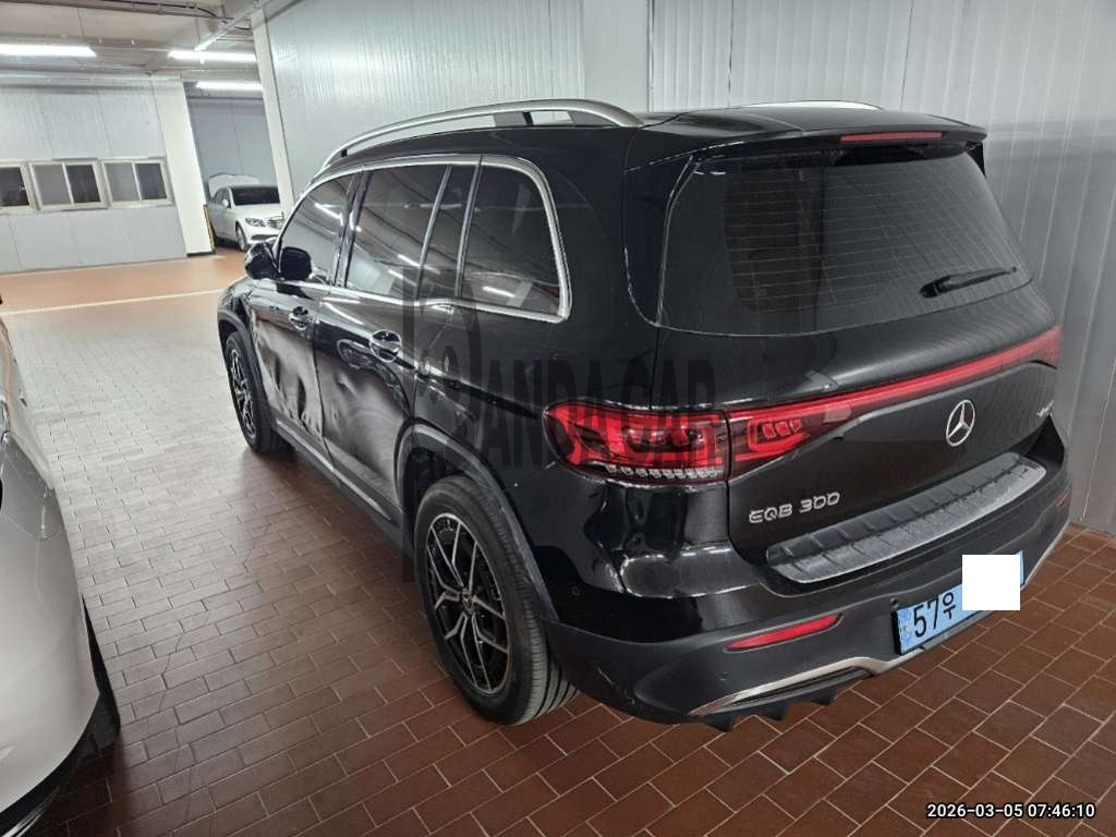 2022 Mercedes-Benz EQB300 4MATIC, photograph 5