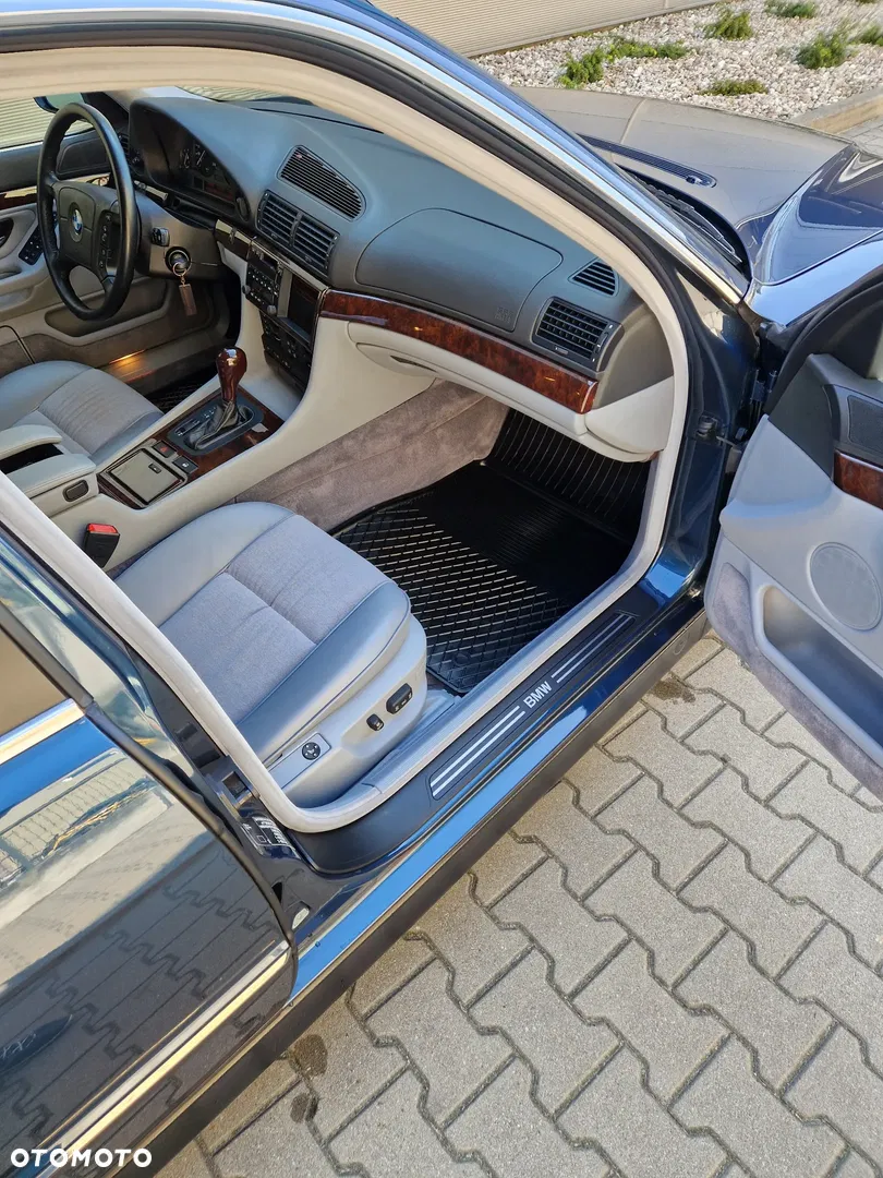 1995 BMW Seria 7 740i V8, photograph 11