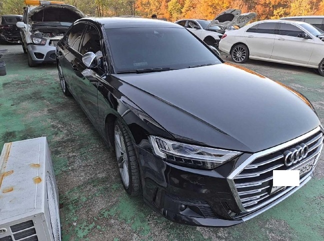 2020 Audi S8L TFSI, photograph 5