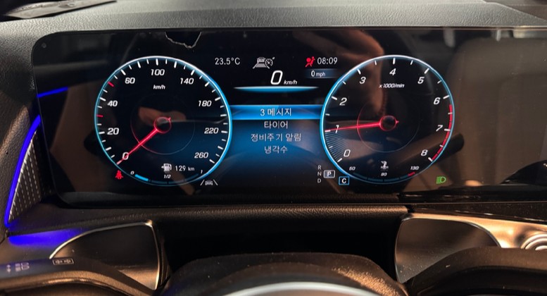 2021 Mercedes-Benz GLB220, photograph 4