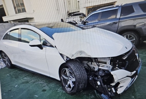2023 Mercedes-Benz EQE350 4MATIC, photograph 2