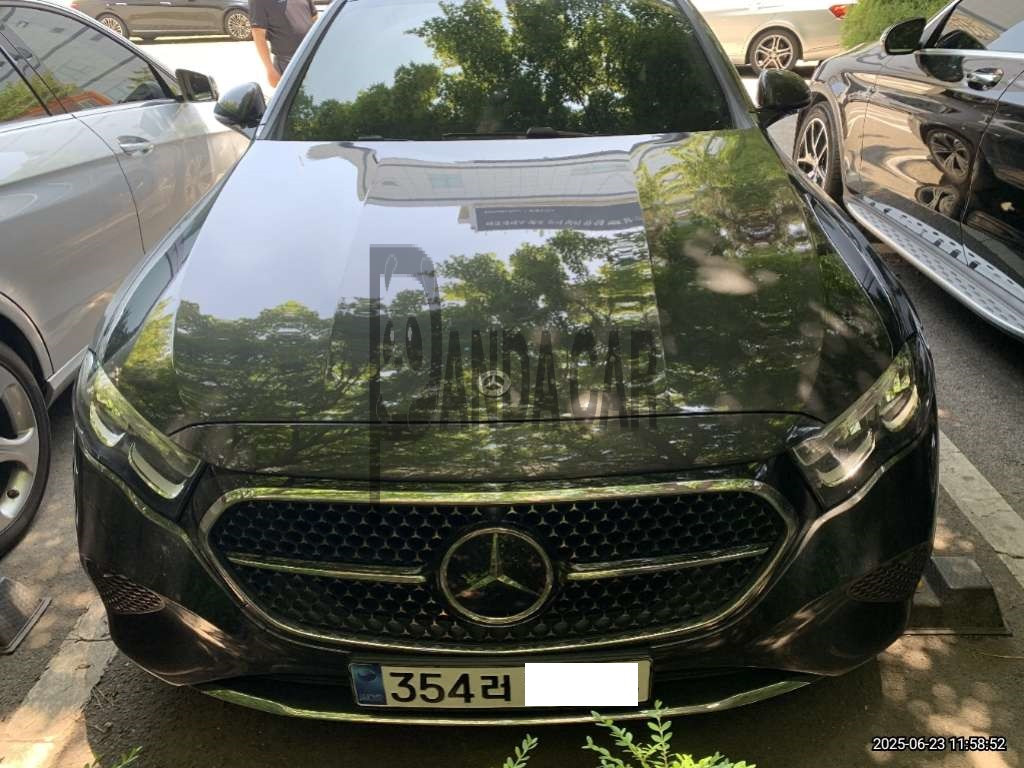 2025 Mercedes-Benz E 200, photograph 1