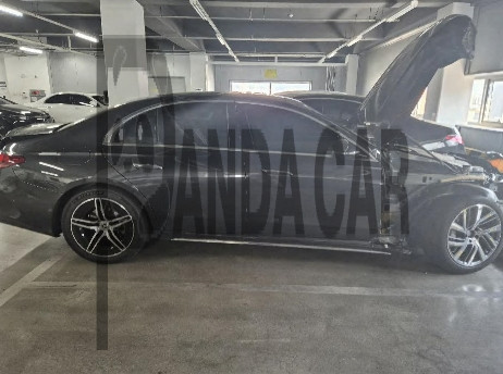 2025 Mercedes-Benz E 300 4MATIC, photograph 2
