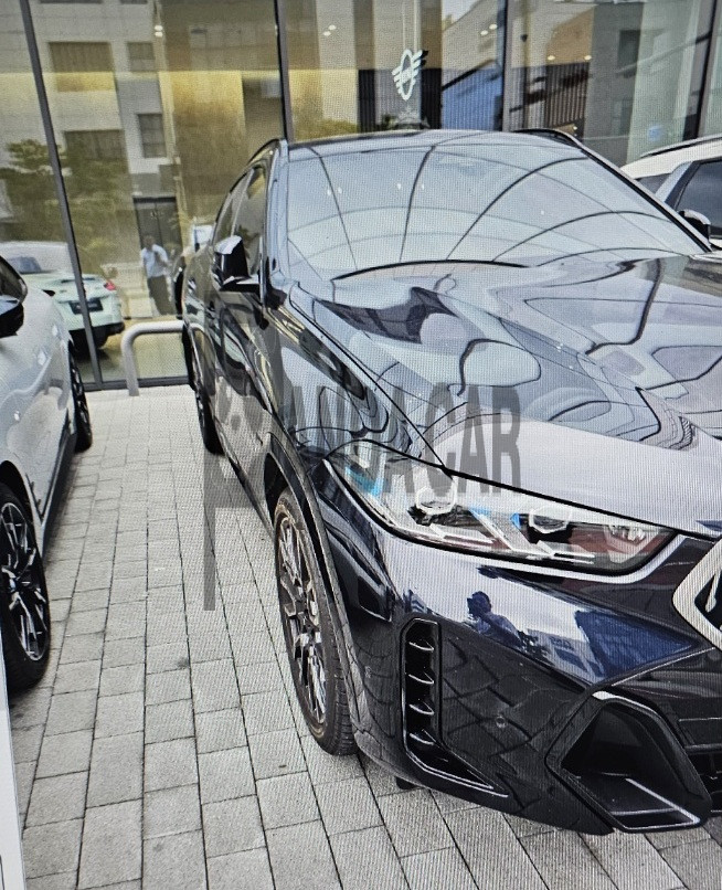2025 BMW X6 xDrive40i M Sport, photograph 3