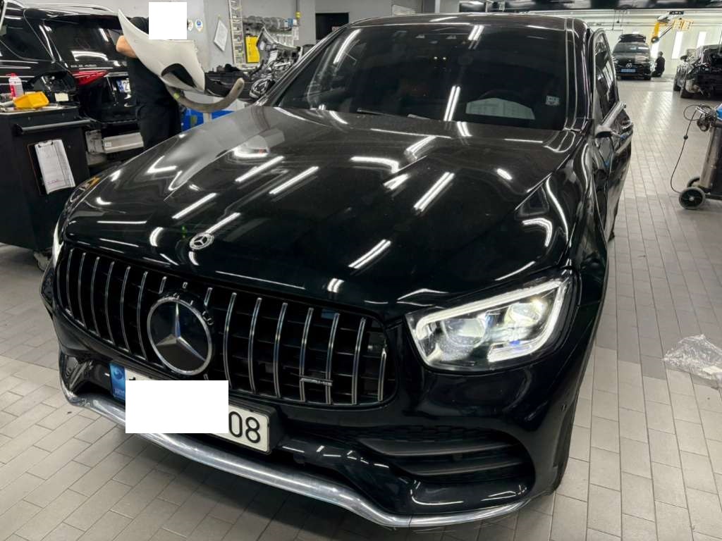 2023 Mercedes-Benz GLC300 4MATIC Coupe, photograph 2