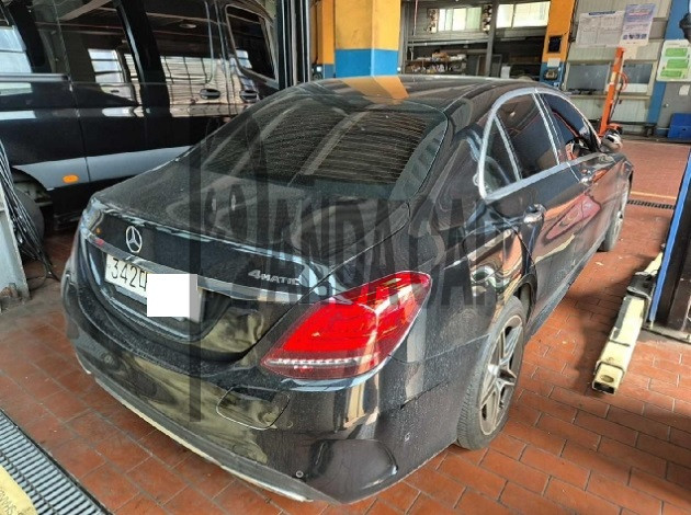 2020 Mercedes-Benz C300 e 4MATIC, photograph 3