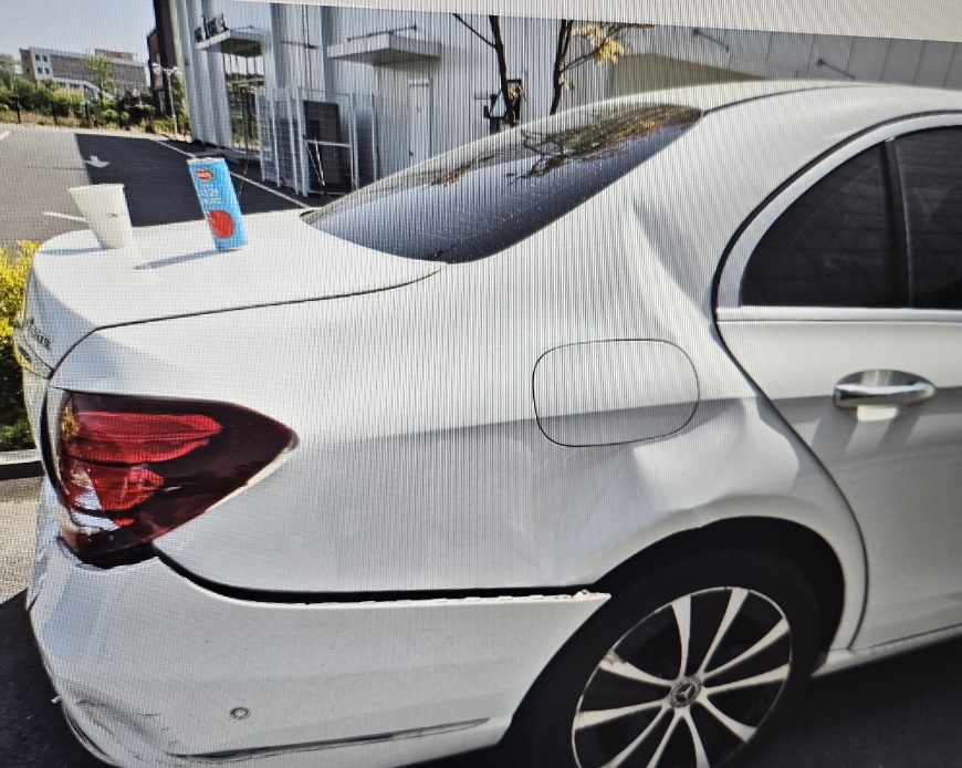 2020 Mercedes-Benz E300 e 4MATIC, photograph 3