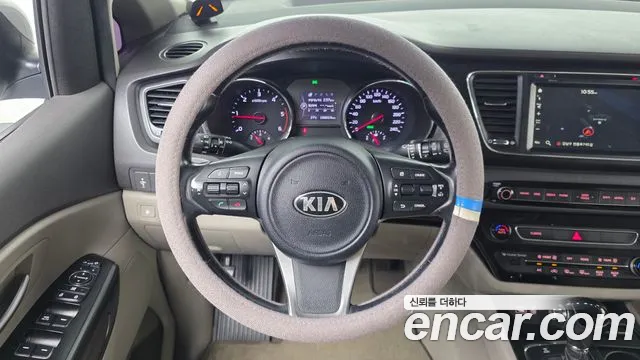 Kia Canival 9-seater Luxury — photo 1 of 20