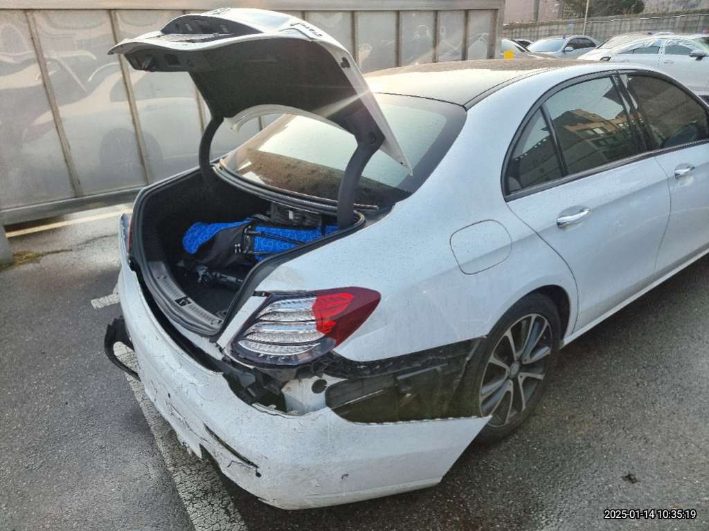 2017 Mercedes-Benz E220 d, photograph 3