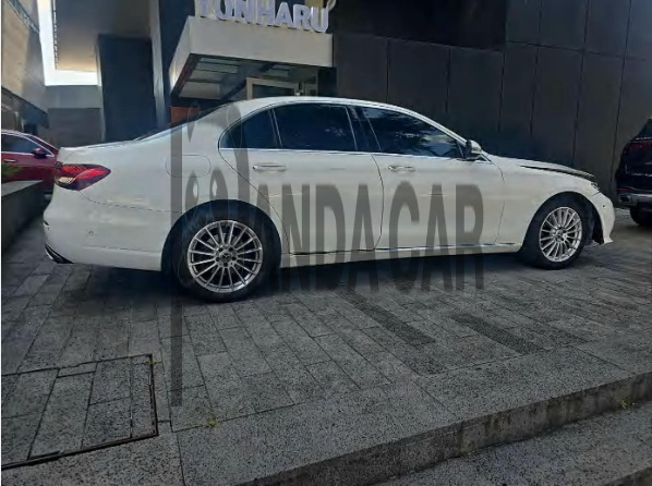 2021 Mercedes-Benz M ercedes-Benz E250, photograph 3