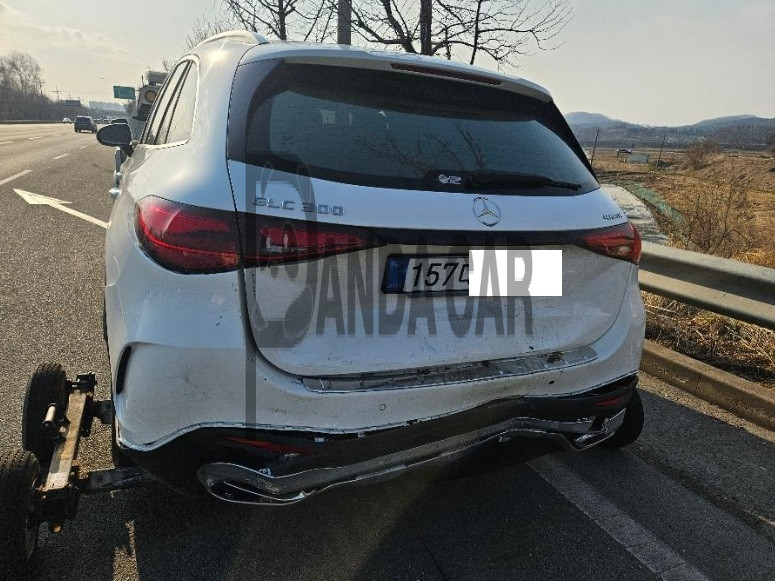 2026 Mercedes-Benz GLC 300 4MATIC, photograph 4
