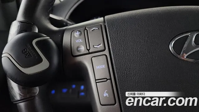 Hyundai Starex Van 5-Seater — photo 1 of 20
