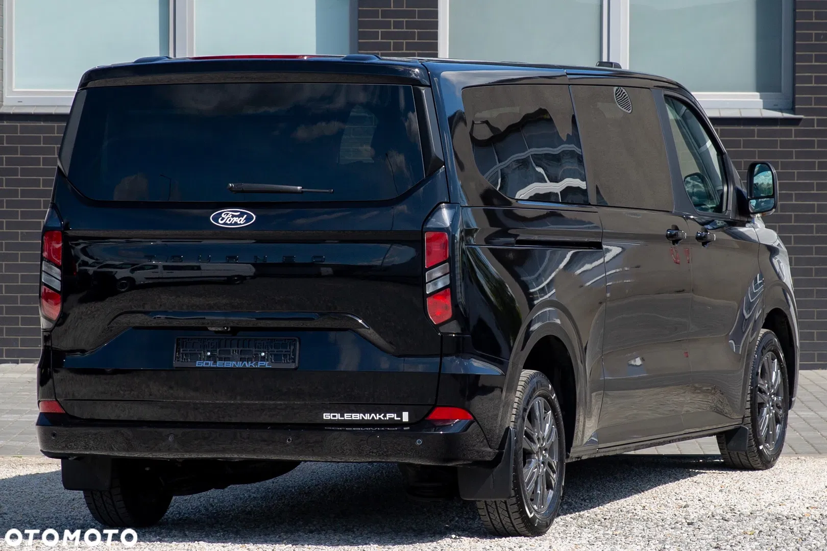 2025 Ford Tourneo Custom, photograph 2