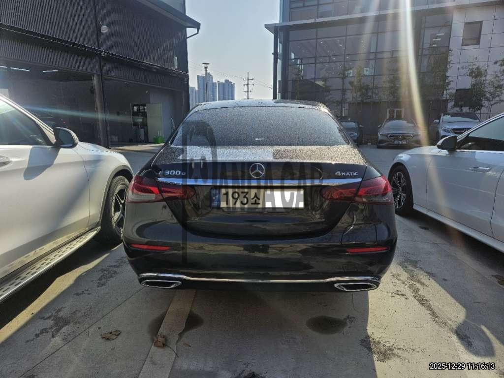 2021 Mercedes-Benz E300 e 4MATIC, photograph 4
