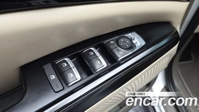 Kia Canival Diesel 9-Seater Prestige — photo 1 of 32