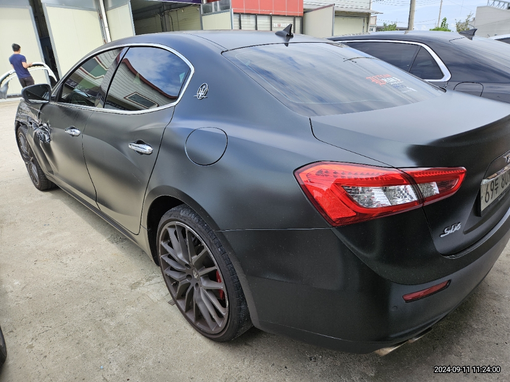 2017 Maserati Ghibli S Q4, photograph 2