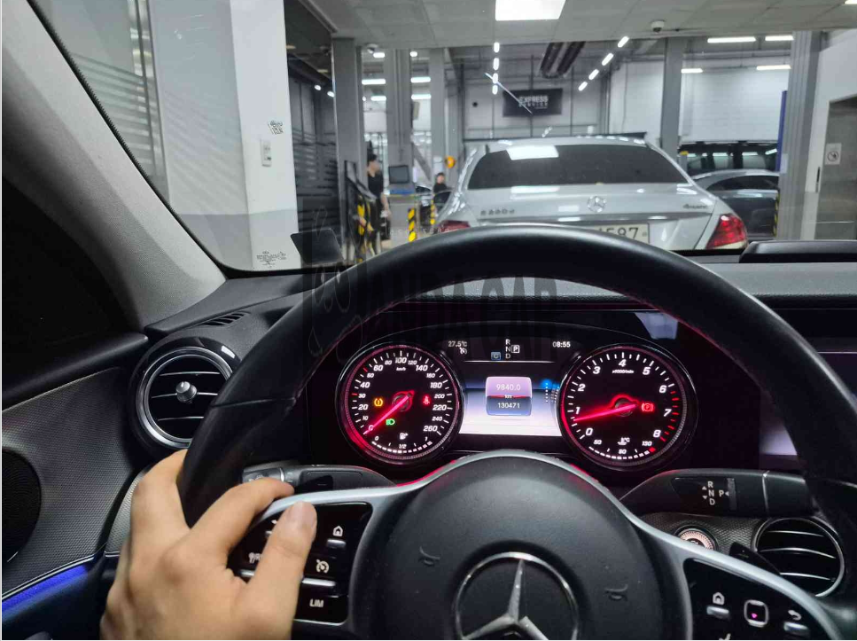 2019 Mercedes-Benz E300, photograph 2
