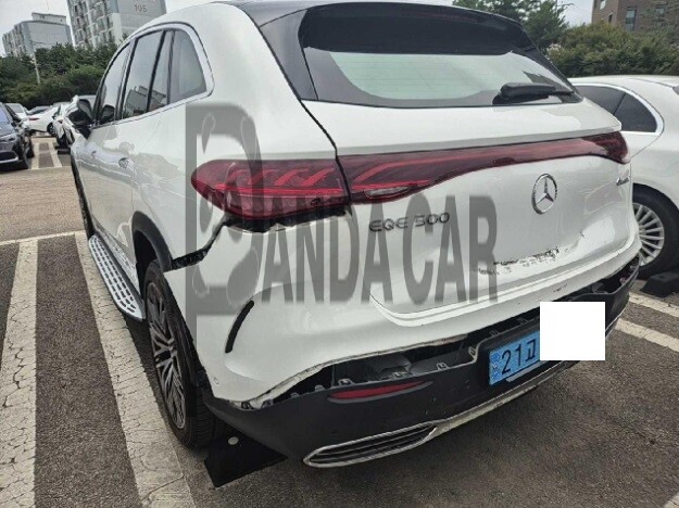 2023 Mercedes-Benz EQE500 4MATIC SUV, photograph 4