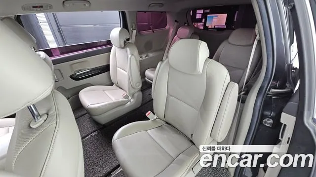 Kia Canival 9-seater Prestige — photo 1 of 20