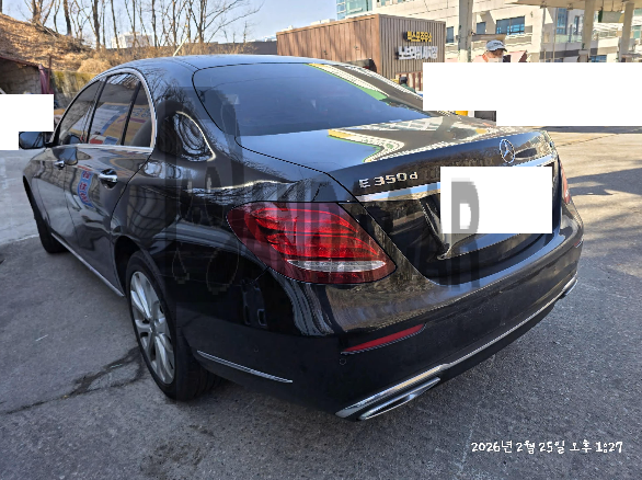 2017 Mercedes-Benz E220 d 4Matic, photograph 2