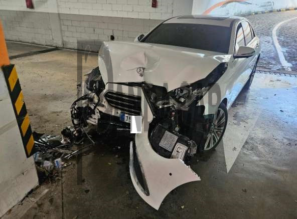 2023 Mercedes-Benz E350 4MATIC, photograph 2