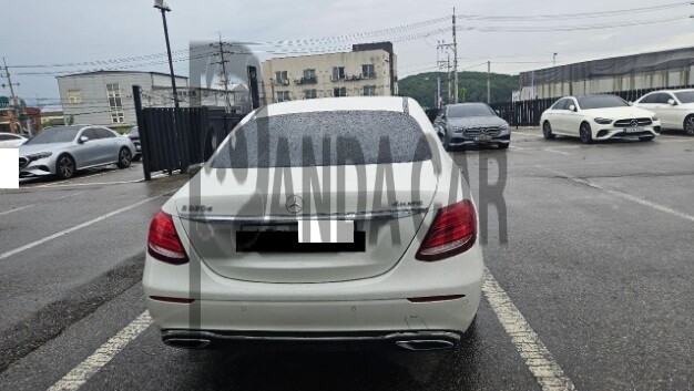 2019 Mercedes-Benz E220 d 4Matic, photograph 2