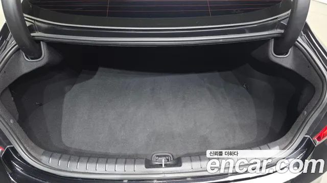 2017 Hyundai Grandeur 3.0 Exclusive, photograph 2