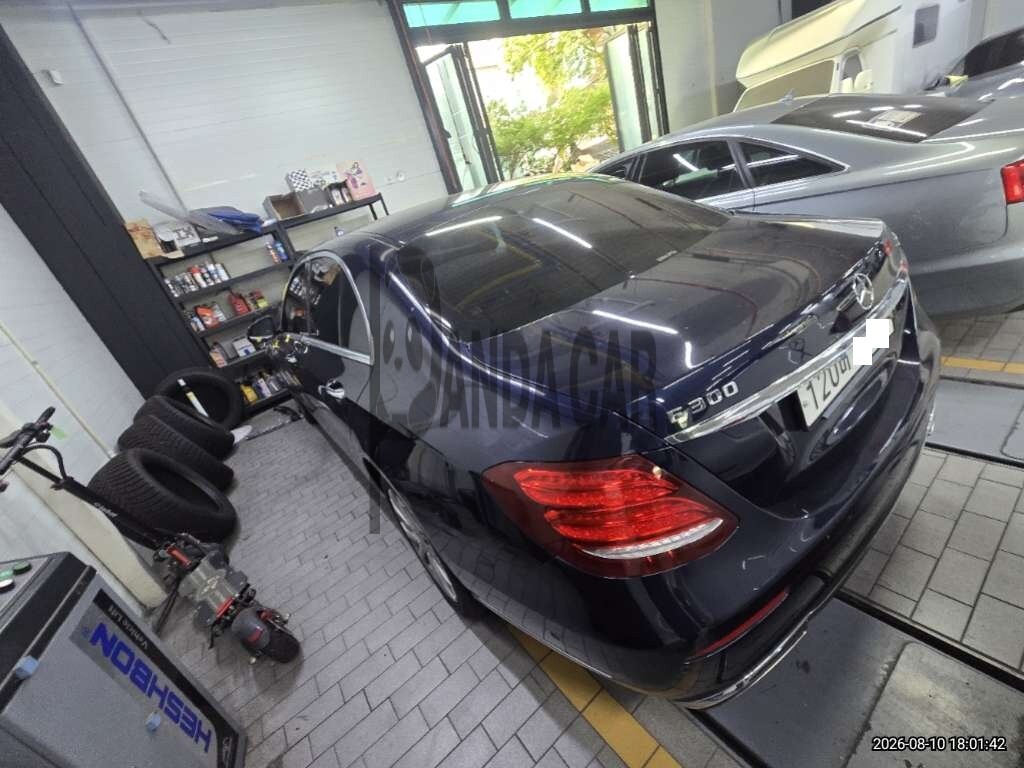 2019 Mercedes-Benz E300 4Matic, photograph 3