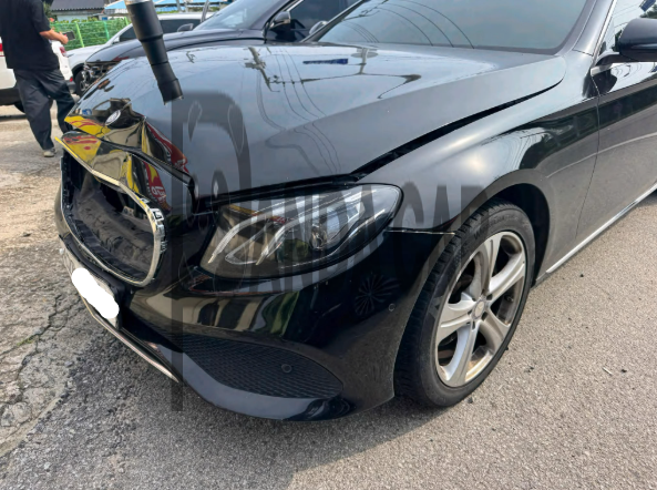 2017 Mercedes-Benz E200, photograph 4