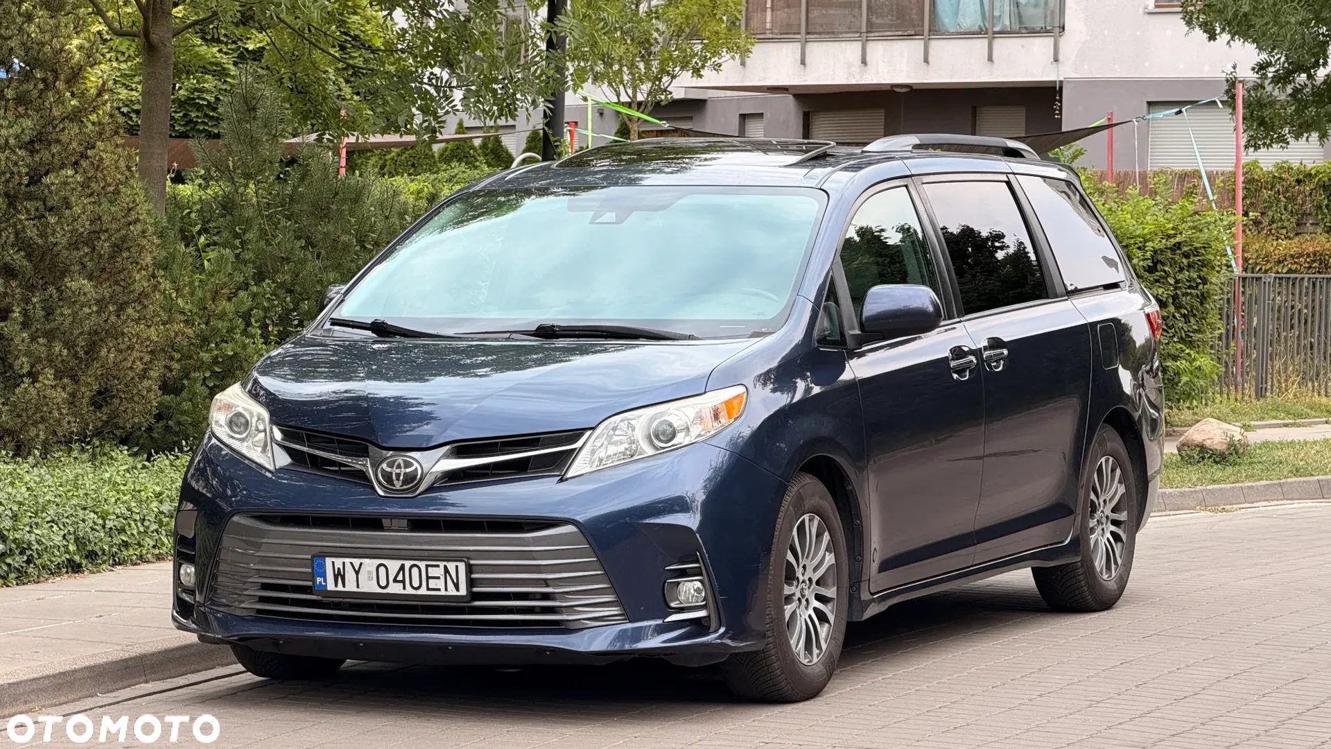 Toyota Sienna 3.5 V6 — photo 1 of 16