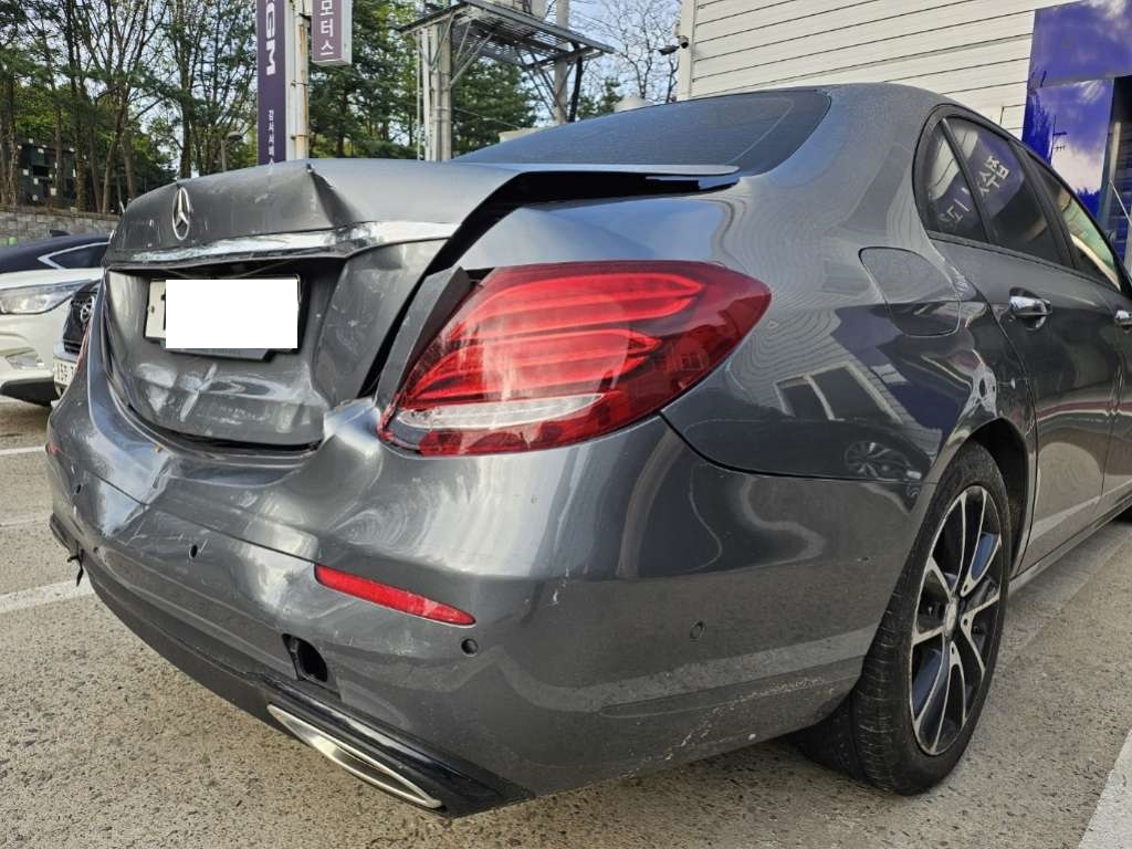 2017 Mercedes-Benz E300, photograph 3