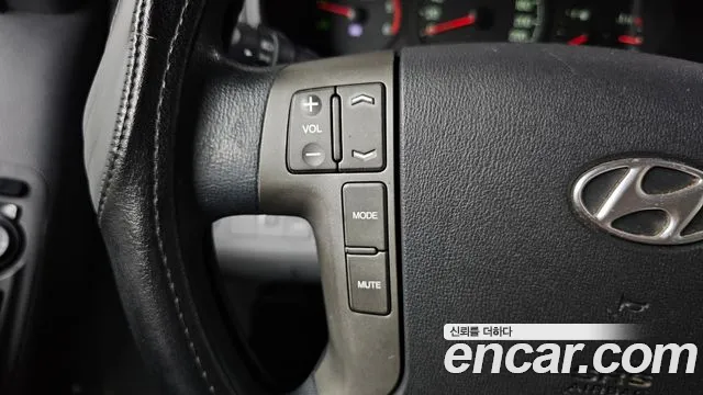 2013 Hyundai Starex 5-Seater VAN, photograph 4