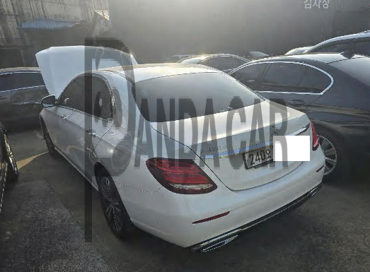 2020 Mercedes-Benz E220 d, photograph 3