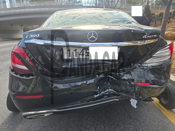 2020 Mercedes-Benz E 300 4MATIC, photograph 3