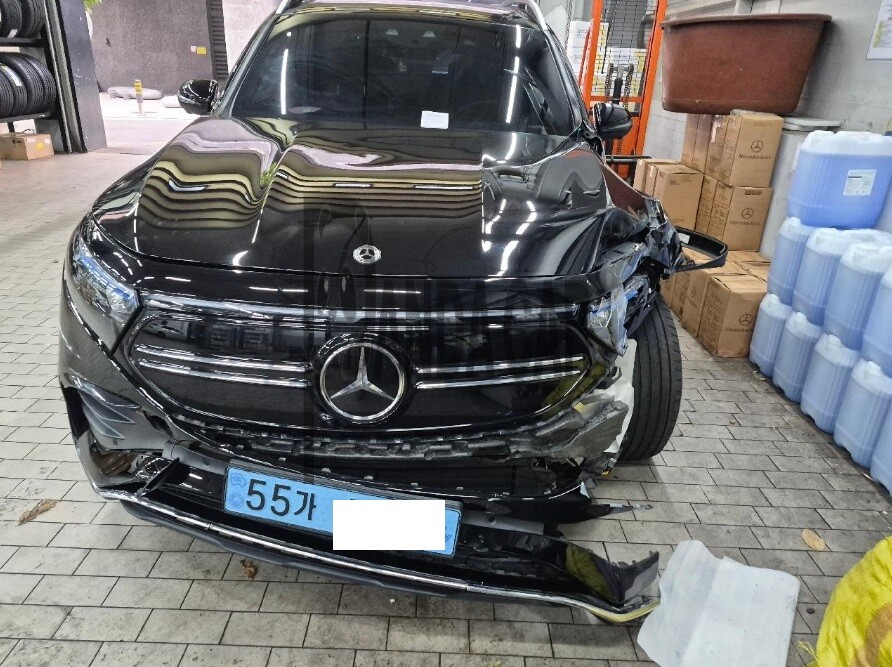 2023 Mercedes-Benz EQB300 4MATIC, photograph 1